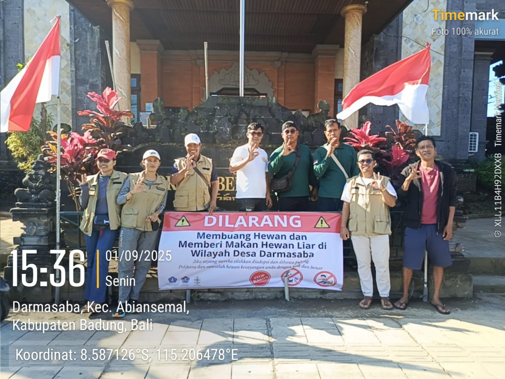 Tim Bajra Desa Darmasaba Pasang Spanduk Larangan Buang dan Beri Makan Hewan Liar